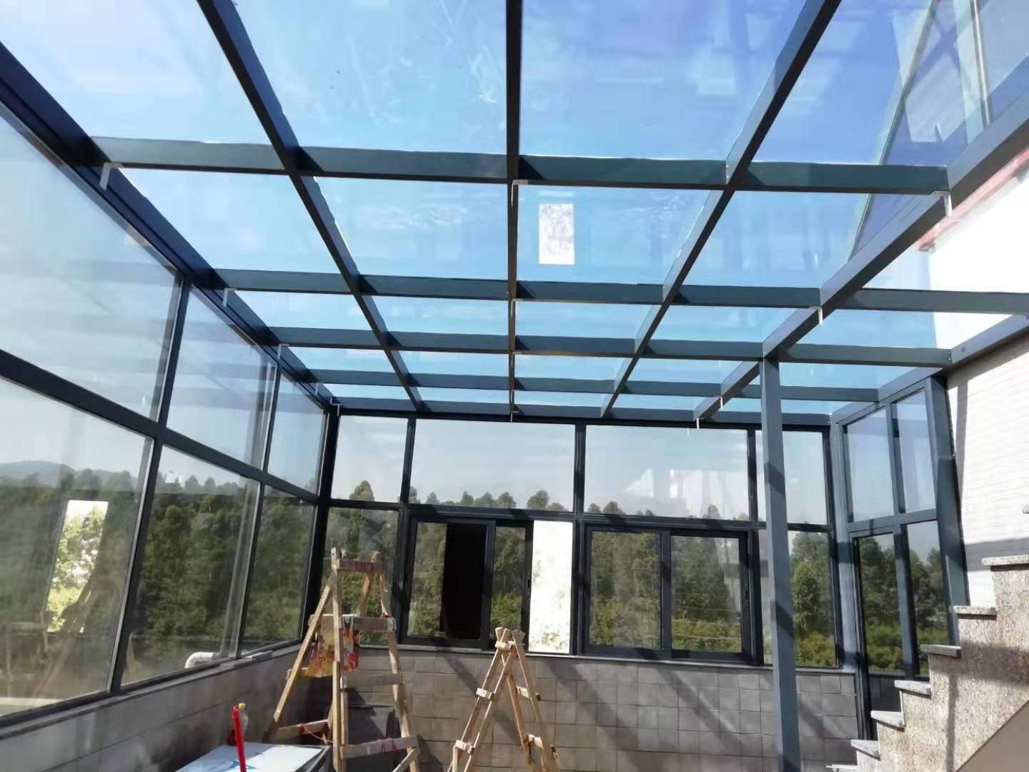 顶棚须使用钢化中空玻璃或夹胶玻璃